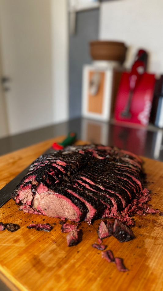 Brisket di manzo affumicato affettato su tagliere pronto per essere degustato
