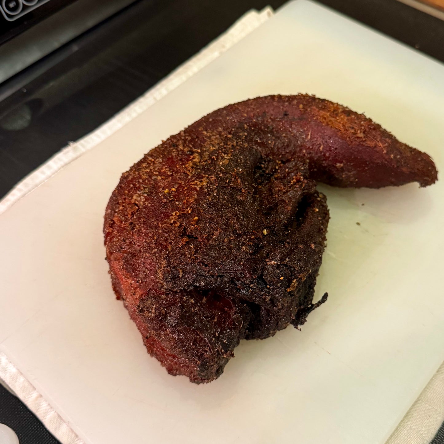 Lingua di manzo cotta confit, affumicata secondo la ricetta de Il Ceppo Affumicati, appena finita la cottura