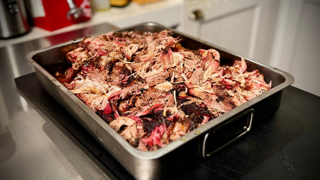 Teglia di pulled pork appena affumicato e pullato
