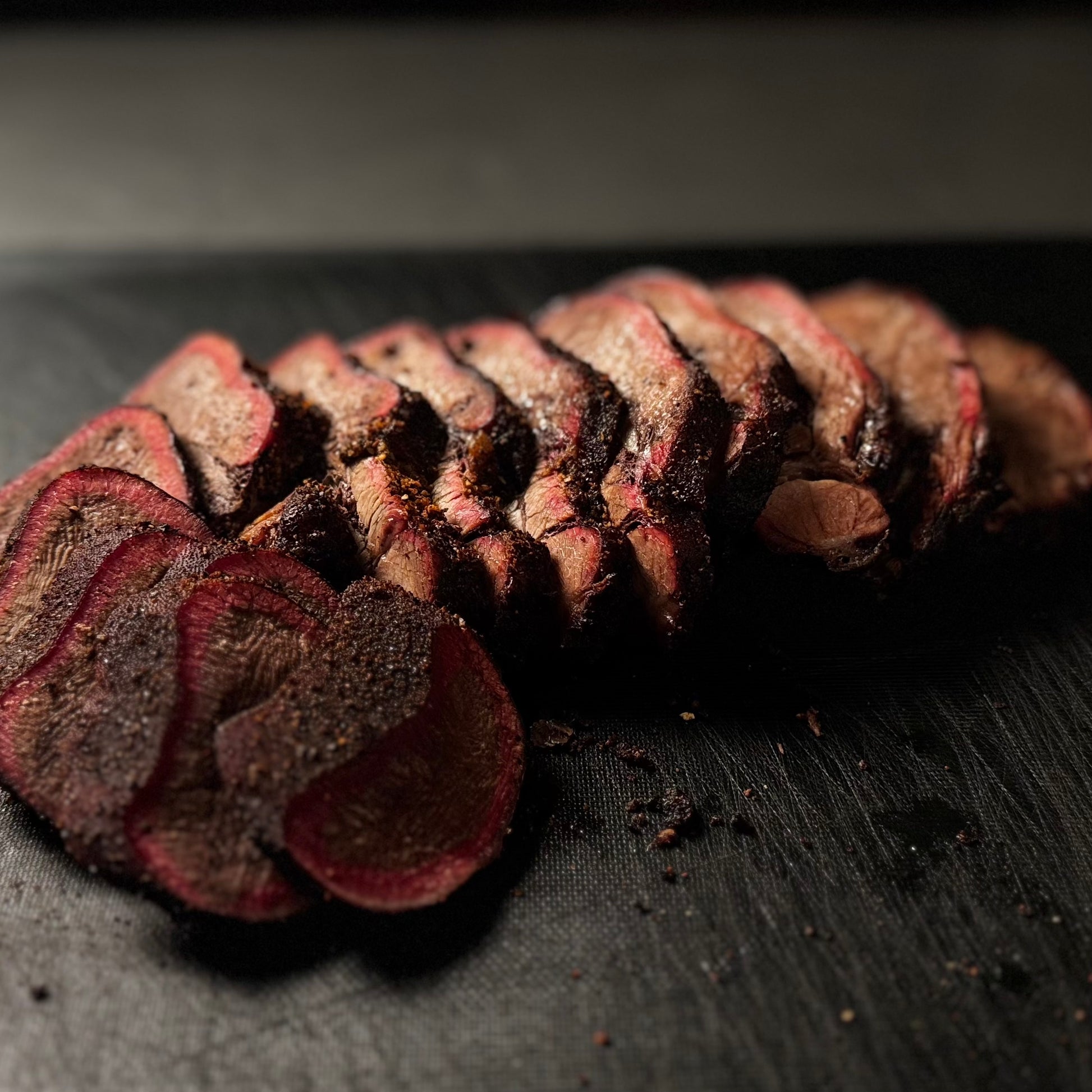 Lingua di manzo cotta confit, affumicata e affettata secondo la ricetta de Il Ceppo Affumicati