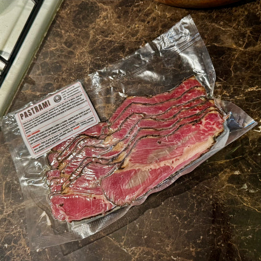 Pastrami di manzo affumicato artigianale Il Ceppo Affumicati confezionato e pronto per partire