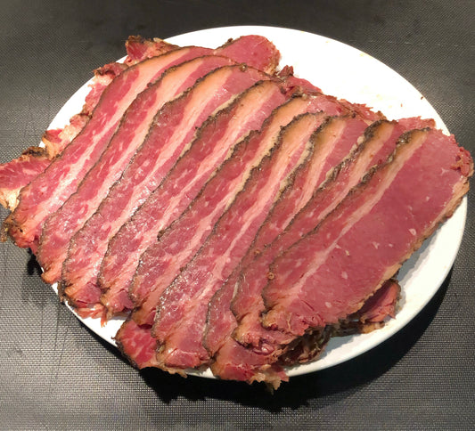 Un piatto di fette di pastrami di manzo affumicato artigianale pronto da degustare