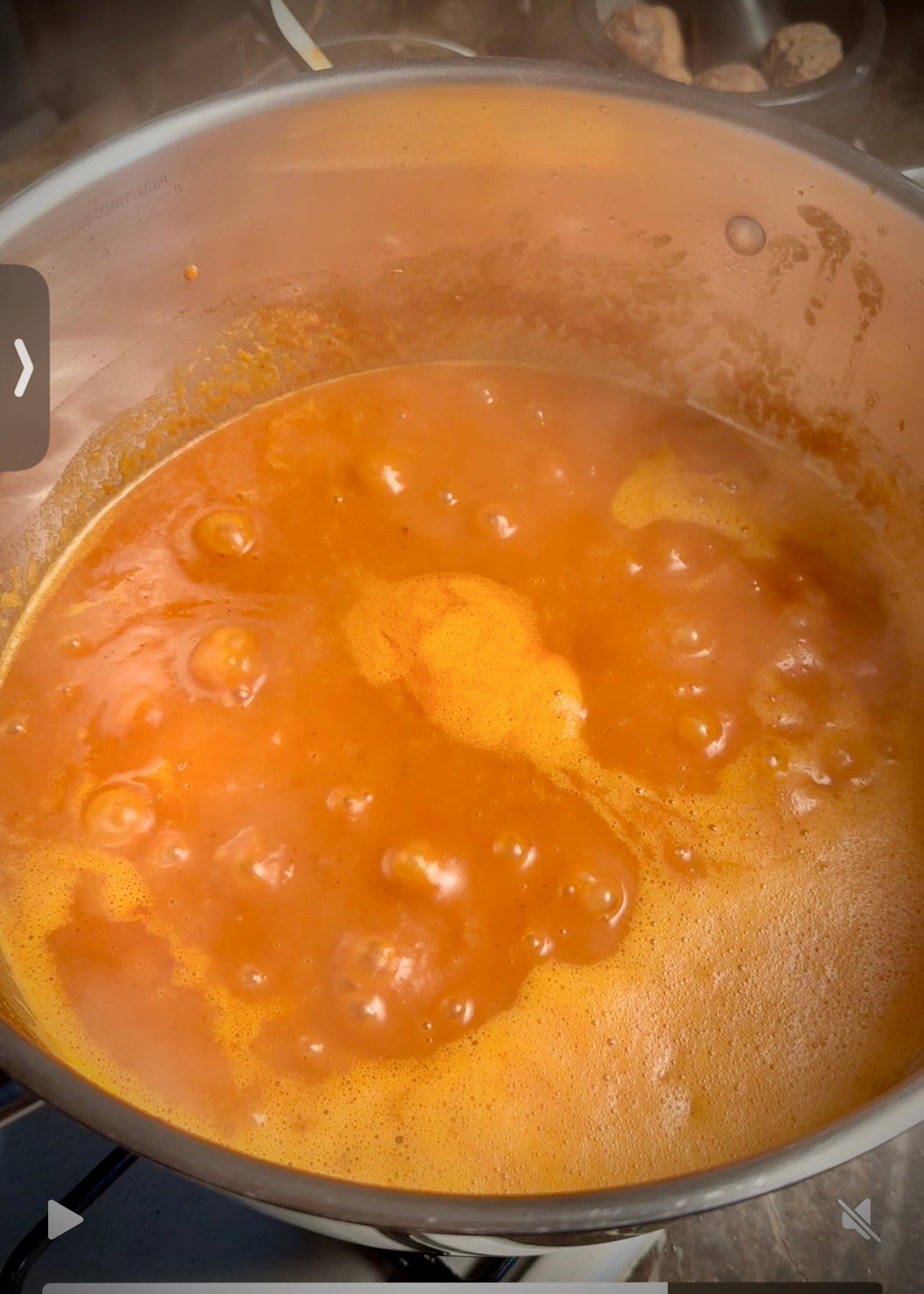 Pentola di salsa barbecue artigianale B.B.Ceppo durante la cottura, ricetta Il Ceppo Affumicati ideale per pulled pork, brisket e carne affumicata